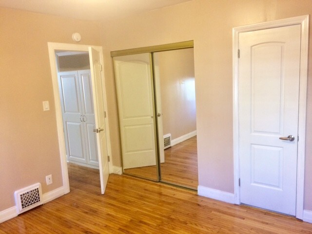3rd bedroom large closet - 1350 Curson S Ave