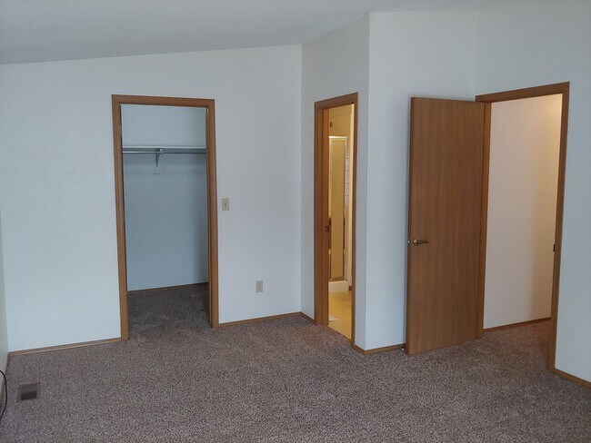 Building Photo - 8418 Everett Way