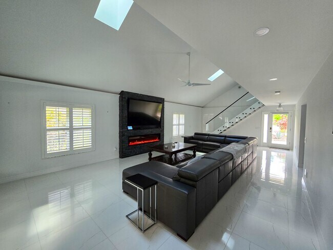 Building Photo - SEASONAL RENTAL - Luxury by the Beach!