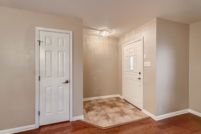 Building Photo - Spacious 3-Bed Home with Dual Living Areas in Prime Location