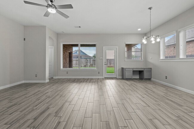 Building Photo - Come visit this beautiful home in the gate...