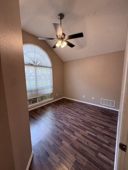Building Photo - 3305 Shadow Trl