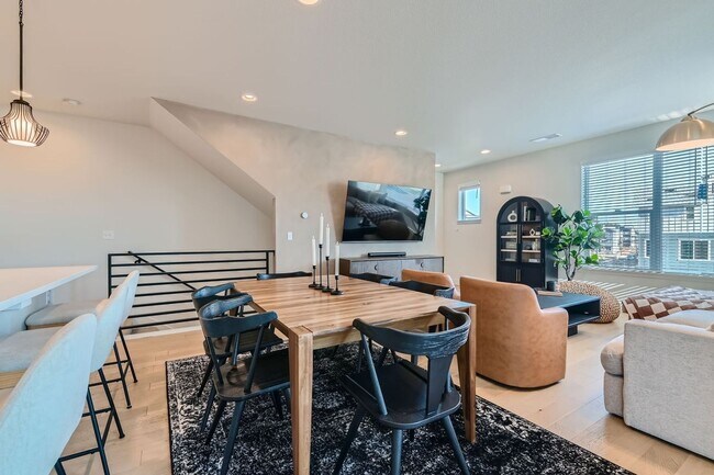 Building Photo - 3 Bedroom, 4 Bath Townhome in Broomfield