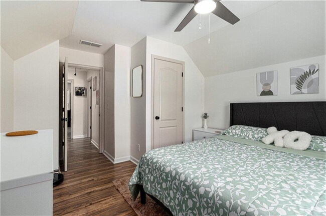 Building Photo - 1611 Hillside Bend Crossing