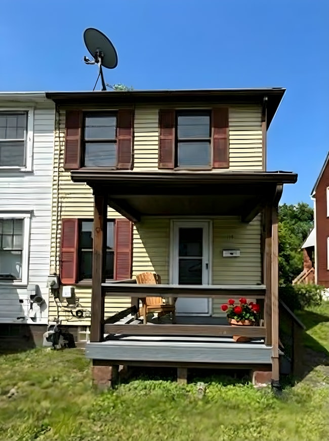 Building Photo - 2Bed/1Bath End Unit Townhouse in Clairton
