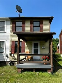 Building Photo - 2Bed/1Bath End Unit Townhouse in Clairton