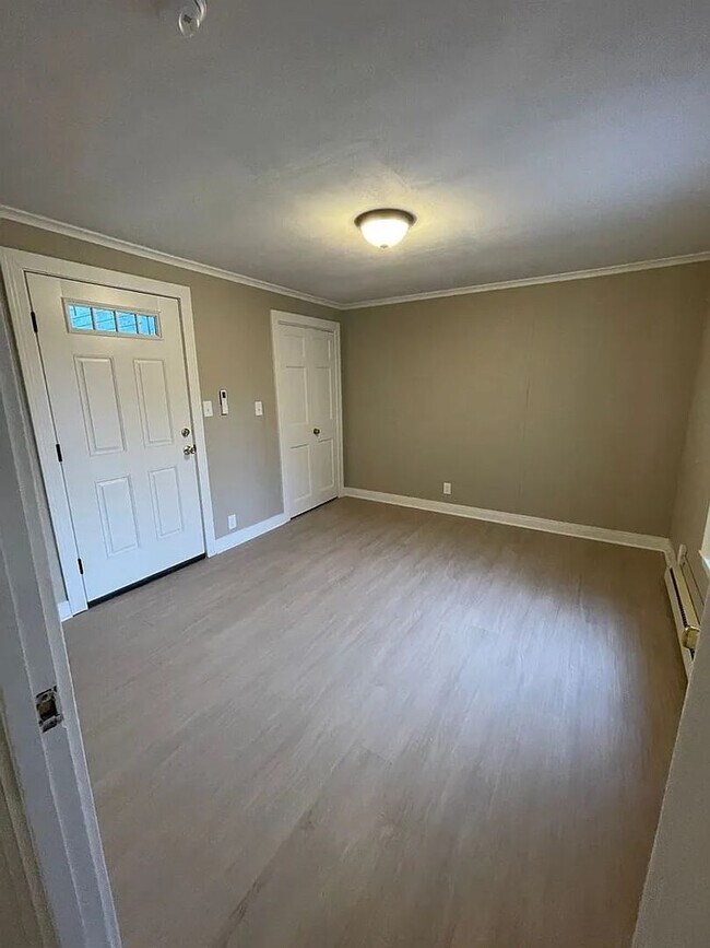 Building Photo - Available Newly Renovated 2 Bedroom and 1....