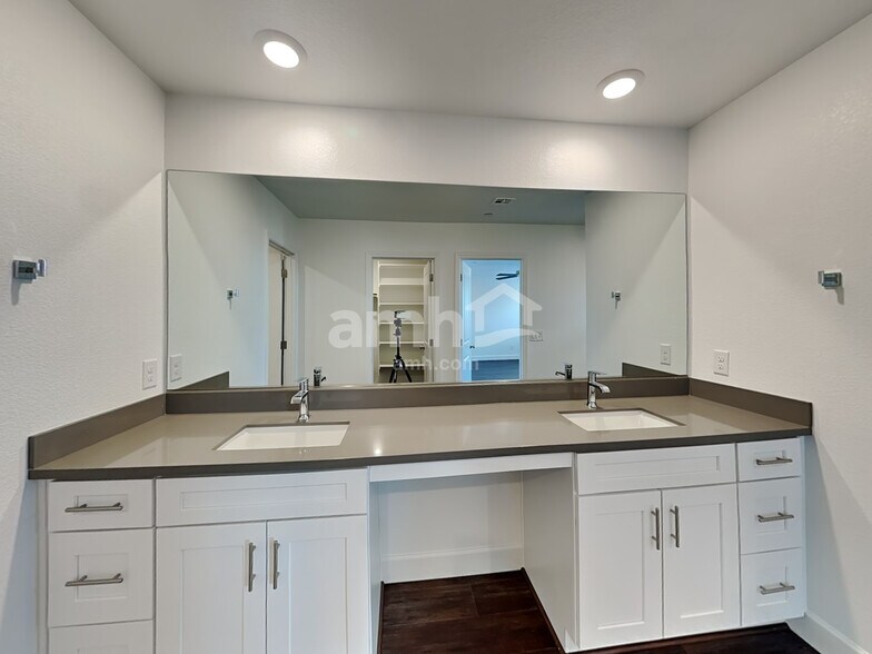 Building Photo - 134 Charmante Tulip Lane