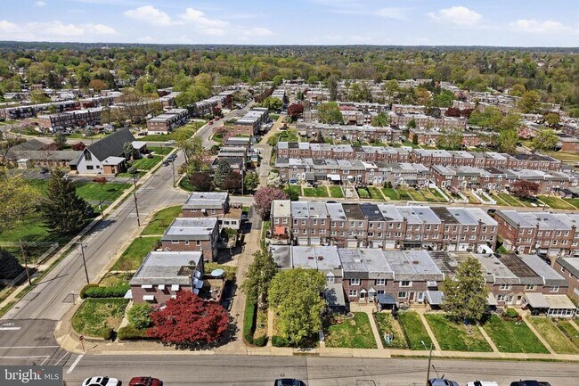 Building Photo - 271 W Wyncliffe Ave