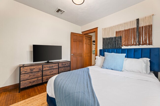 Building Photo - 732-736 Redondo Ave