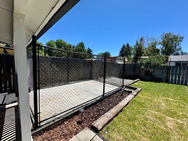 Building Photo - Pet-Friendly 4 Bedroom Home with Fenced Yard & Air Conditioning