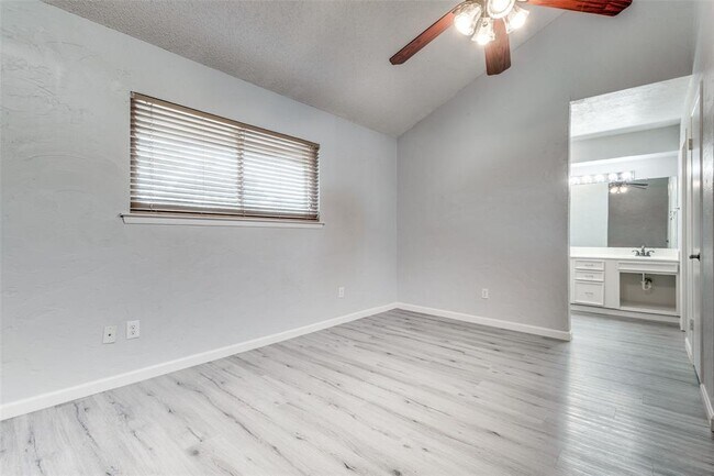 Building Photo - 4 Oakbrook Dr