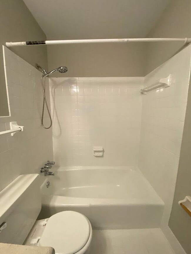 Building Photo - 2 Bedroom Unit was recently renovated. Liv...