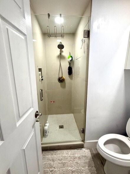 Guest Bathroom SHower - 828 W 38th Ter