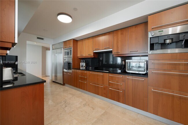 Building Photo - 1331 Brickell Bay Dr