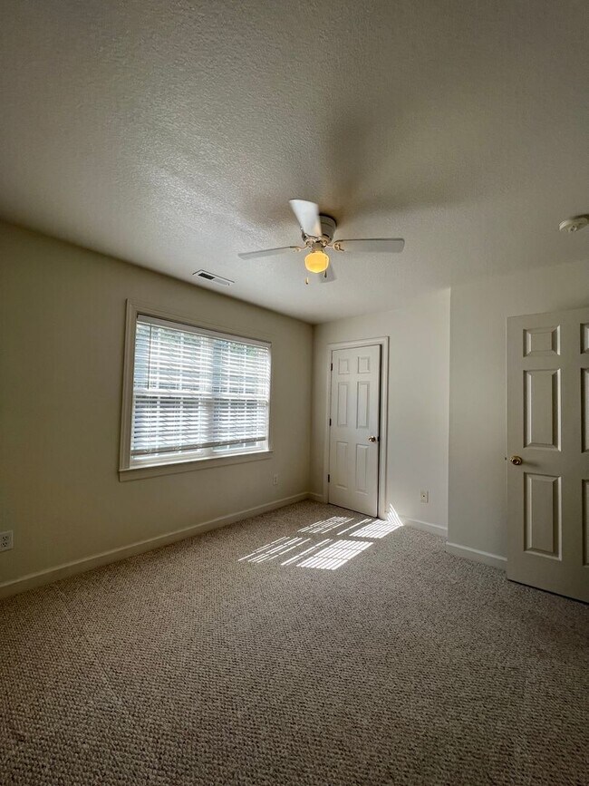 Building Photo - 106 Streamwood Dr
