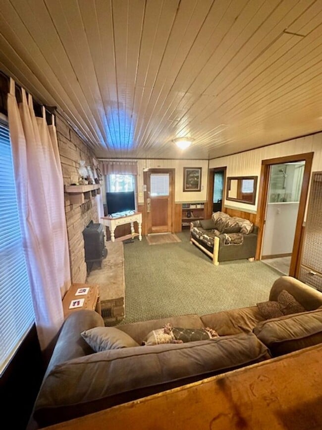 Building Photo - Sweet Tahoe Charm Cabin! Available Now!! for a 3-6 month lease or a long term lease! Call and inq...