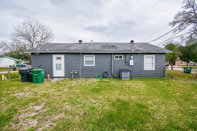 Building Photo - 6422 Sherwood Dr