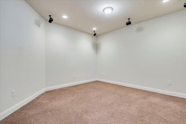Building Photo - 709 Kingston Pl