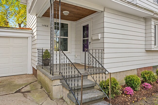 Building Photo - Immediate Move In Remodeled 3 Bed in Eastown