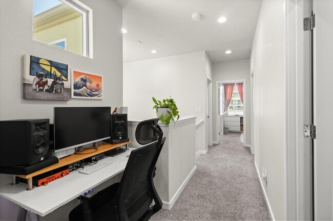 Building Photo - 3 Bed 2.5 Ba 2 Car Garage with solar!