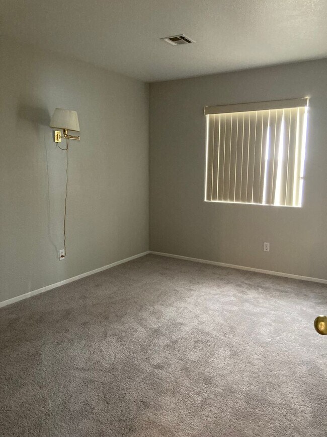 Building Photo - 3 bedroom 2 bath 2 car garage