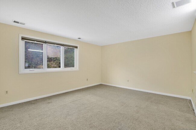 Building Photo - 94 Oak Ridge Dr