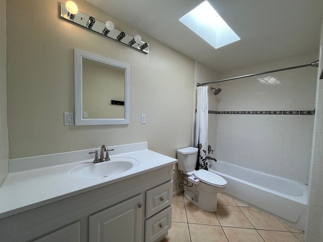 Building Photo - Charming 3 Bedroom 2 Bathroom Home In The NE!