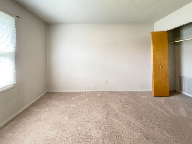 Building Photo - Spacious 2 Bedroom!