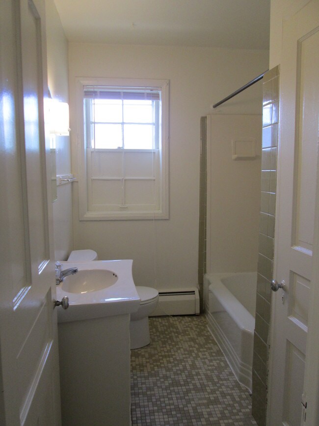 Building Photo - 324 W. FOREST AVE.