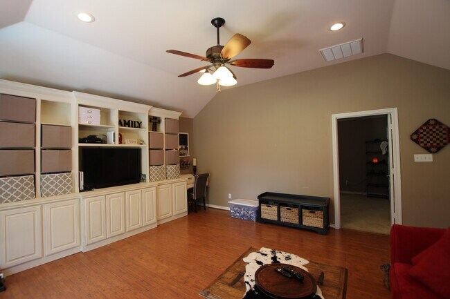 Building Photo - Lease Takeover Opportunity Available: Stun...