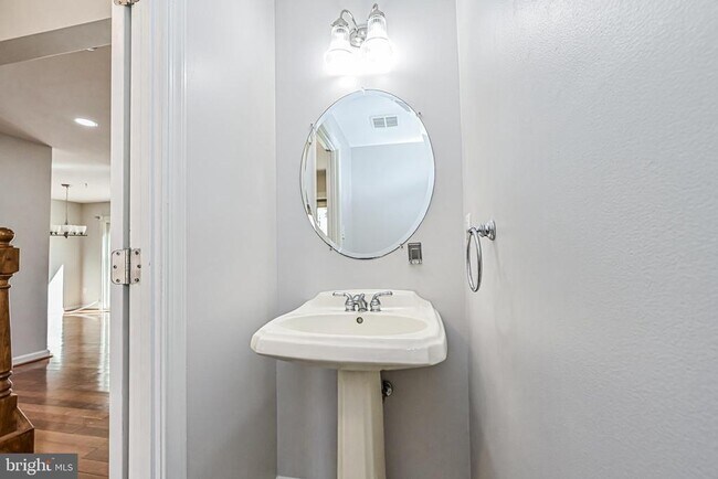 Building Photo - 9929 Hemlock Woods Ln