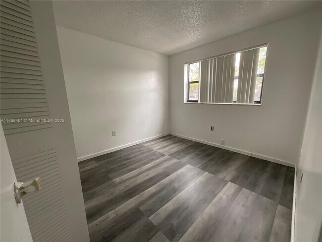 Building Photo - 9877 Nob Hill Ct