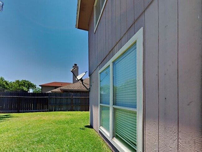 Building Photo - No Application Fees* $500 off first month....