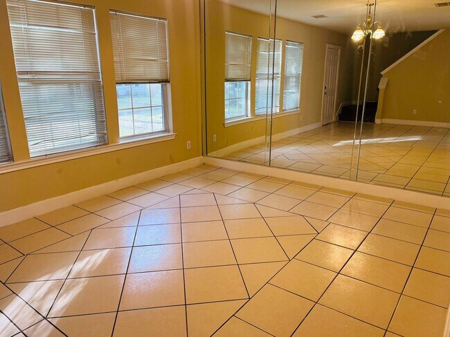 Building Photo - Beautiful House in family friendly community