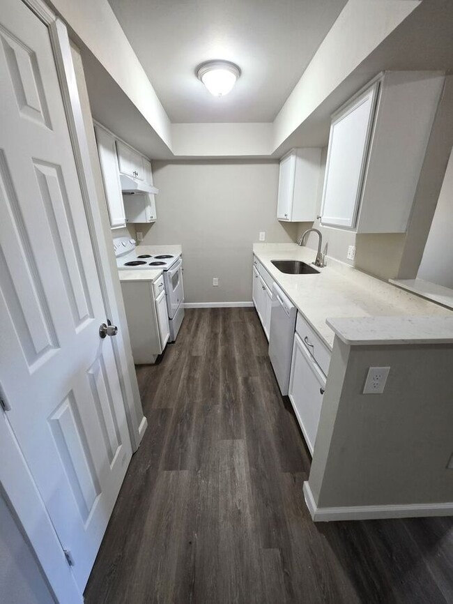 Building Photo - Newley Remodeled 1 Bed, 1 Bath Apartment at Monterey Square