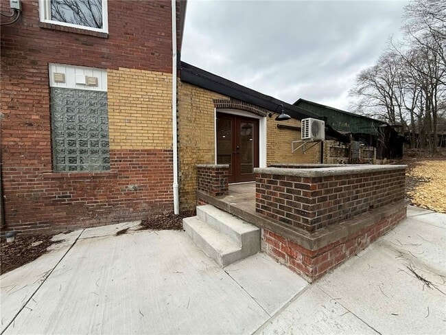 Building Photo - 260 Oak Ave