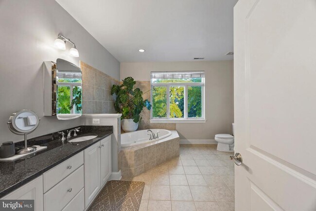 Building Photo - 900 Valencia Ct