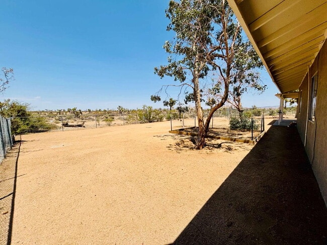 Building Photo - Charming 3-Bedroom with 2 Full Baths on th...
