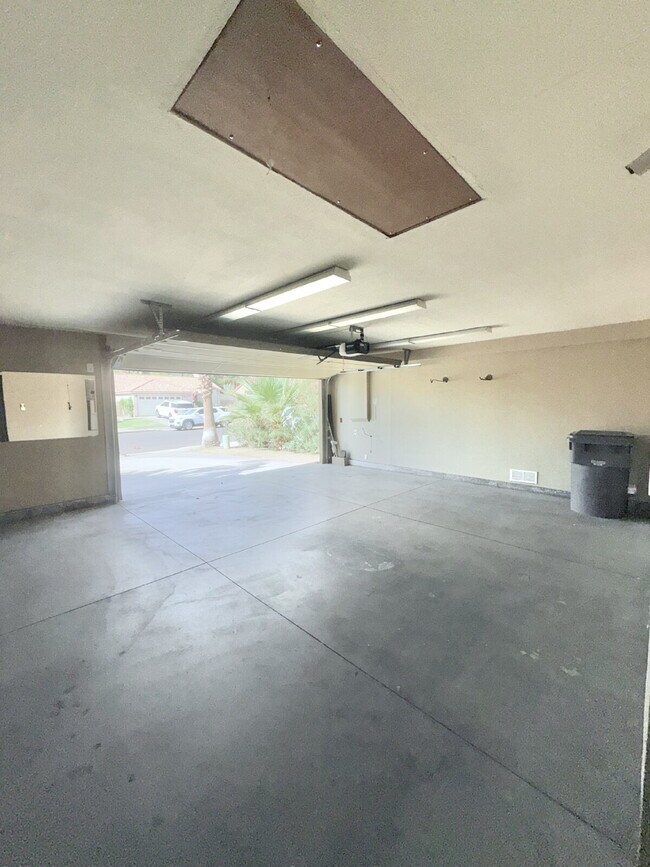 Building Photo - 3-Bedroom Home, Large backyard $500 Discount to move-in costs by Sep 15th!