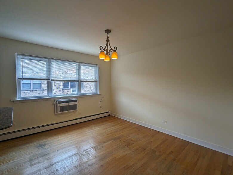 Building Photo - 643 W Wrightwood Ave