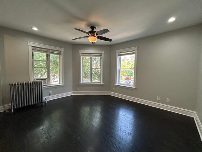 Building Photo - 4301 W Wrightwood Ave