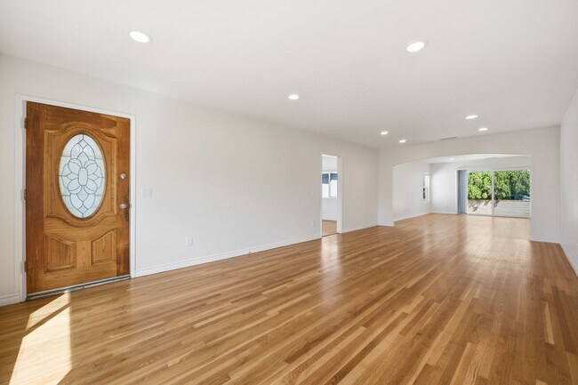 Building Photo - Spacious private backyard!