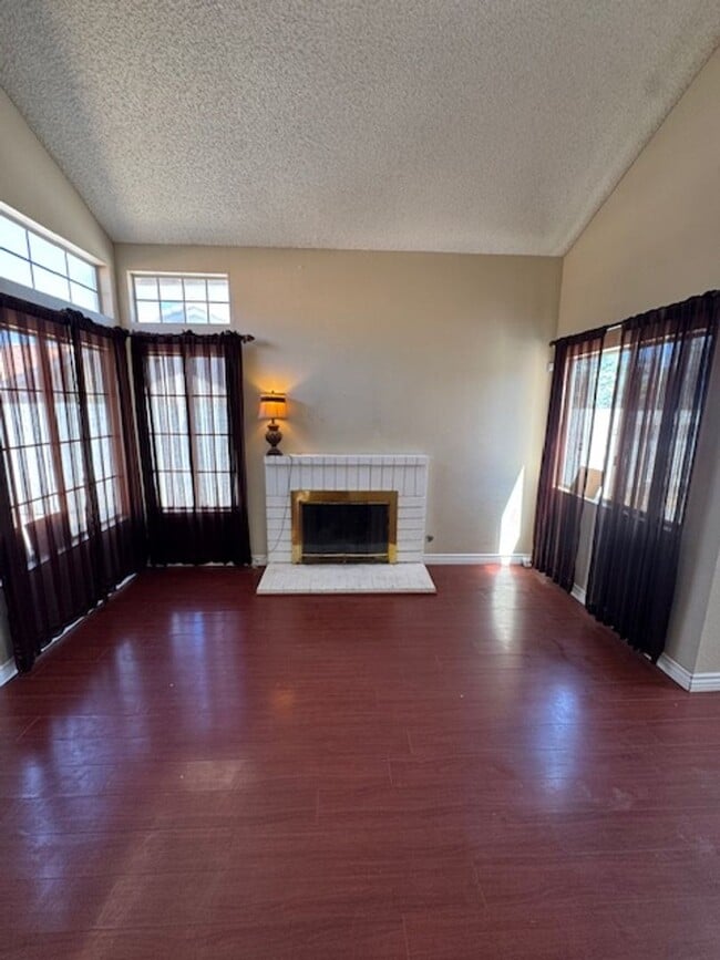 Building Photo - Home in the heart of Lake Elsinore