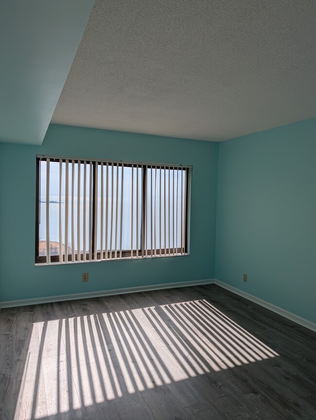 Building Photo - 7505 River Rd