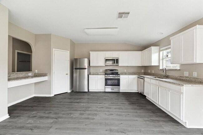 Building Photo - 7901 Fallen Oak Ln
