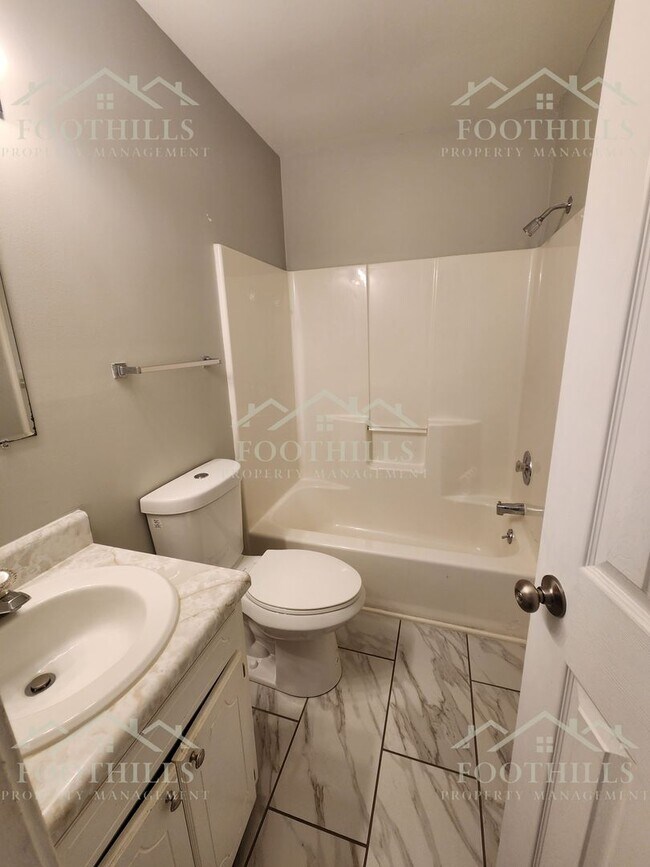 Building Photo - 2-Bedroom Duplex off Clemson Blvd