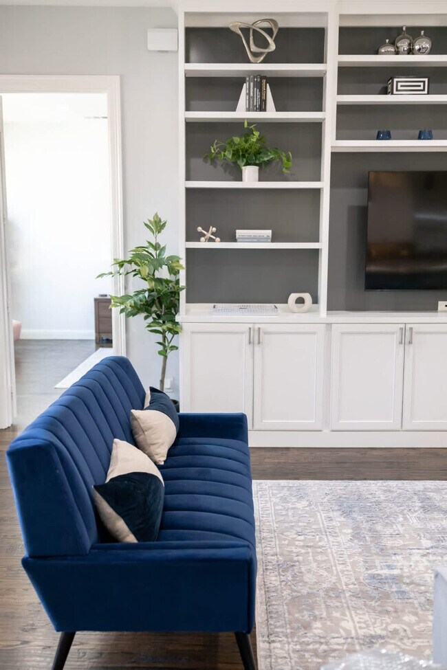Building Photo - 987 Little Den Dr