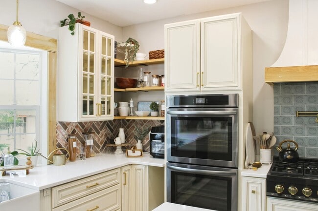 Building Photo - 5 bedroom on 2 acres