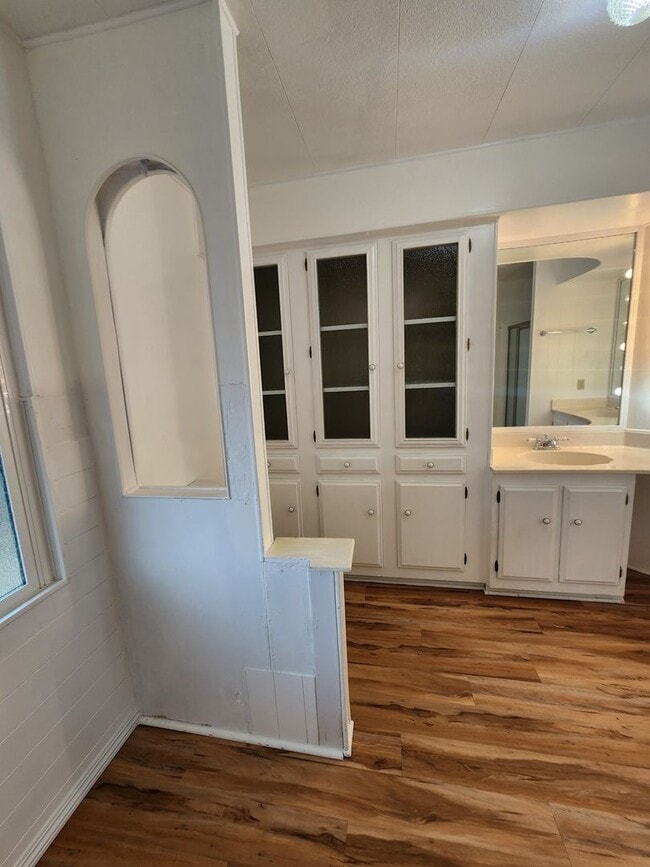 Building Photo - Adorable Retro Chic Home